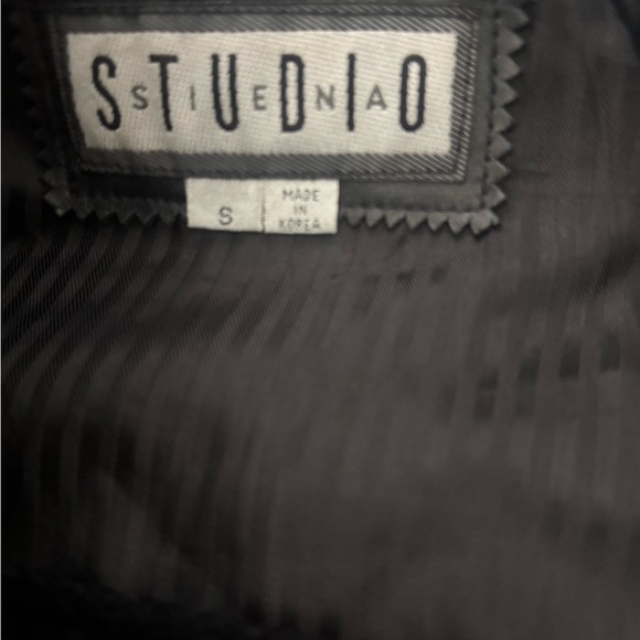 Truly VINTAGE but in excellent condition 🖤barely worn
Zoom in 4 all the details - Picture 5 of 13